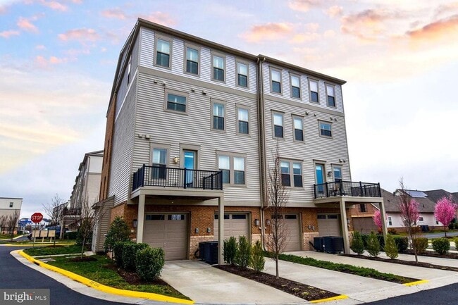 Building Photo - 4-Level Furnished townhome!