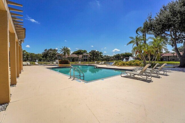 Building Photo - 4815 Via Palm Lakes