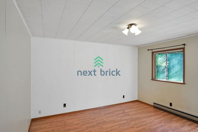Building Photo - Charming 4 BEDS & 1.5 BATH SINGLE FAMILY H...