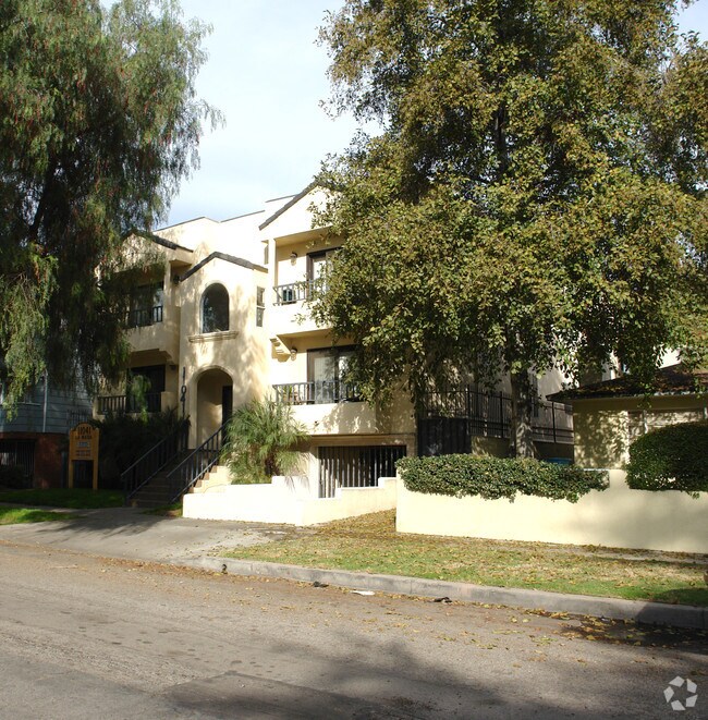 Tree obstruction - 11041 La Maida St