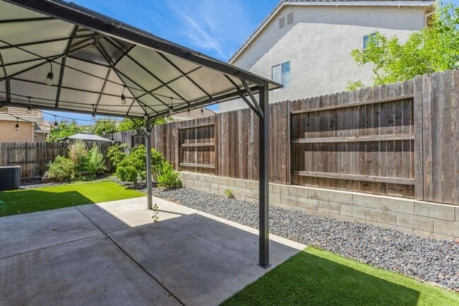 Building Photo - Gorgeous Roseville Home in Gated Community!