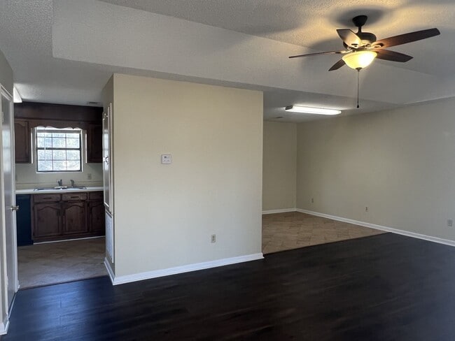 Building Photo - Cute Home in Cochran