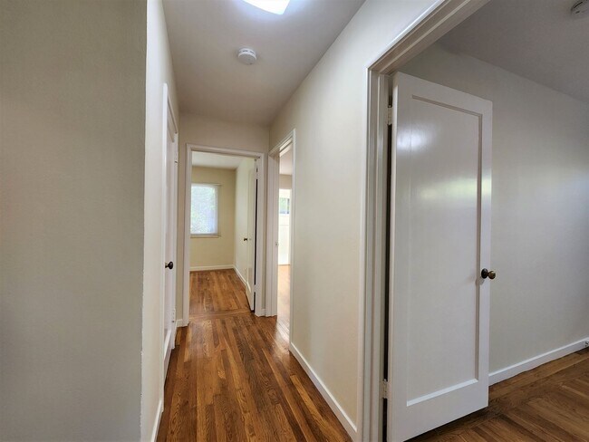 Building Photo - Charming three-bedroom, two-bath home in Midtown Palo Alto.