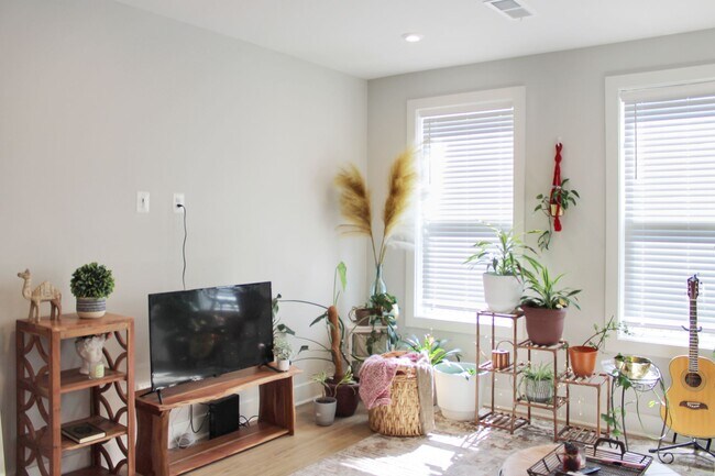 Building Photo - One-Room in shared condo