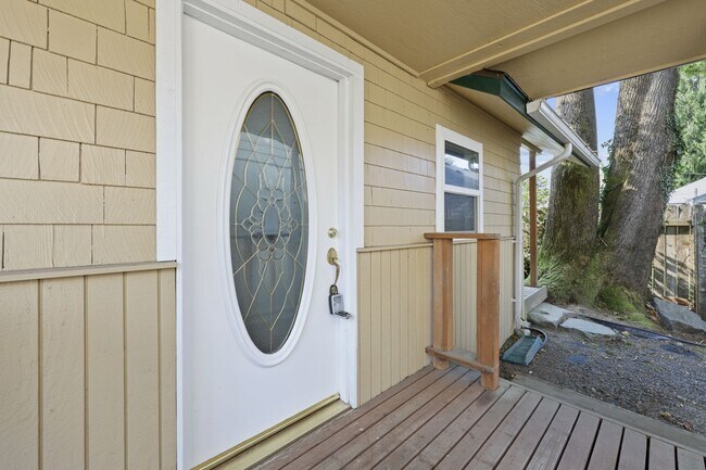 Building Photo - Fantastic location, move in ready! 1 bed, one bath, HUGE kitchen!