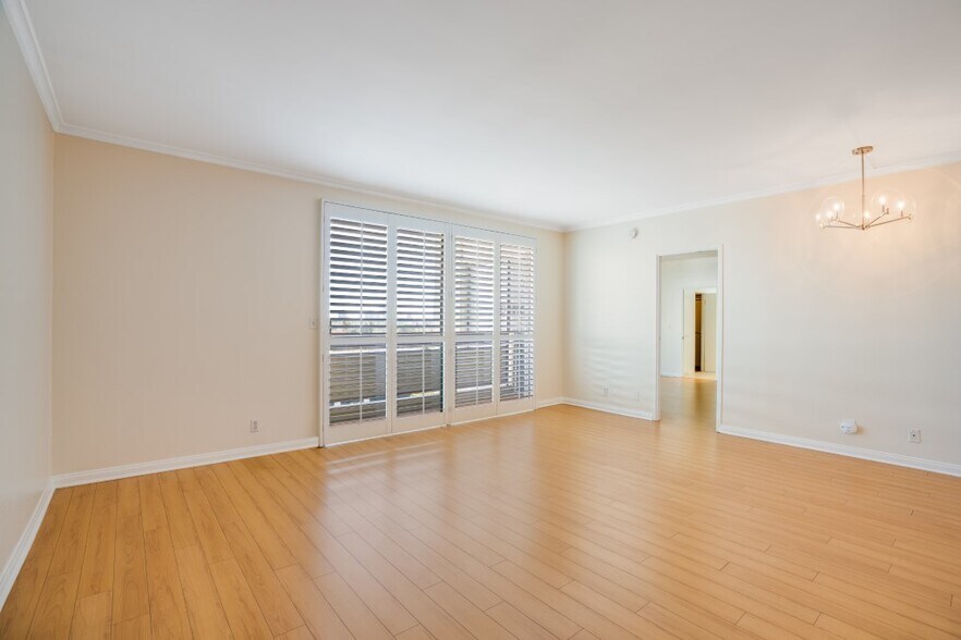 Building Photo - 321 S San Vicente Blvd