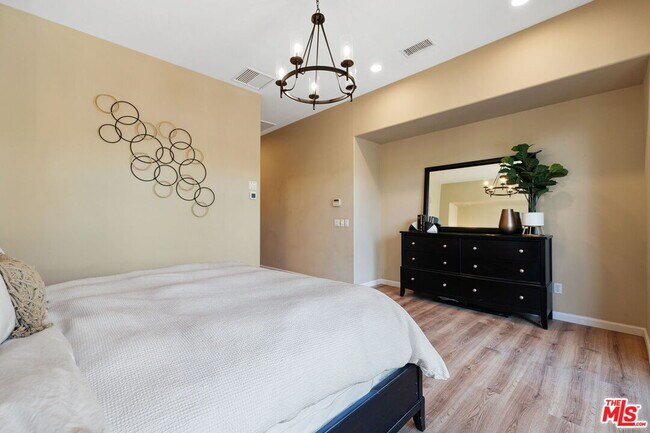 Building Photo - 4 Cartier Ct