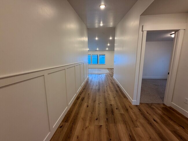 Building Photo - HC 528 C