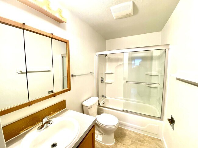 Building Photo - Bothell Duplex w/ Spacious Yard