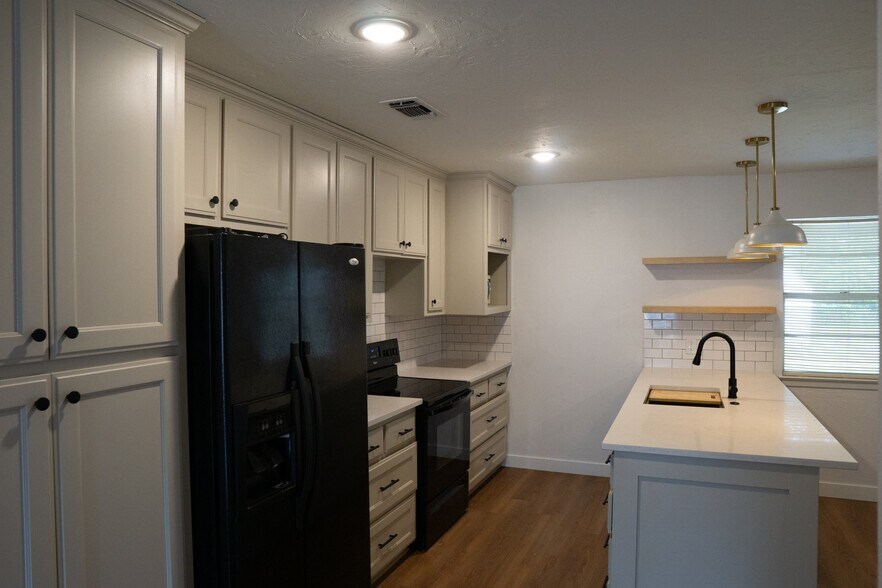 Building Photo - 737 Hallvale Dr