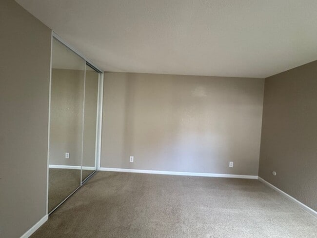 Building Photo - Beautiful 2 bedroom, 2 bath single level t...