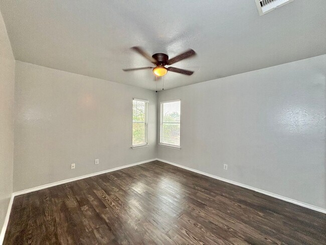 Building Photo - Spacious 4 Bedroom Home in Bristol Forest!