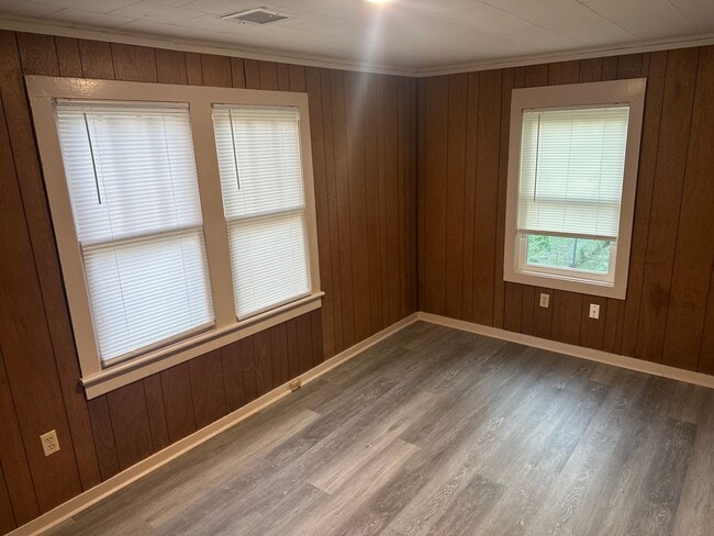 Building Photo - 2 Bedroom, 1 Bathroom Home w/ Fenced-In Backyard and Covered Front Porch in Downtown Springdale