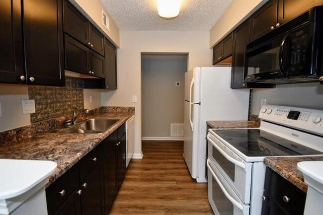 Building Photo - 1605 Huntingdon Chase