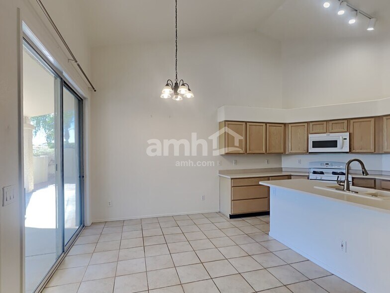 Building Photo - 13381 W Wilshire Dr