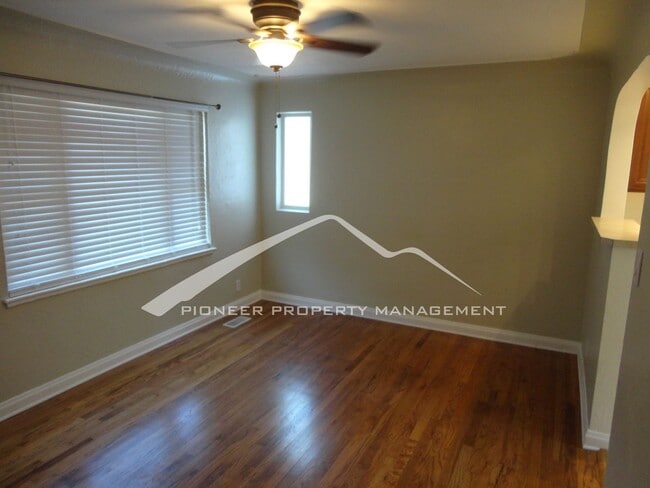 Building Photo - Updated 1/2 Duplex with Washer/Dryer and Fenced Yard