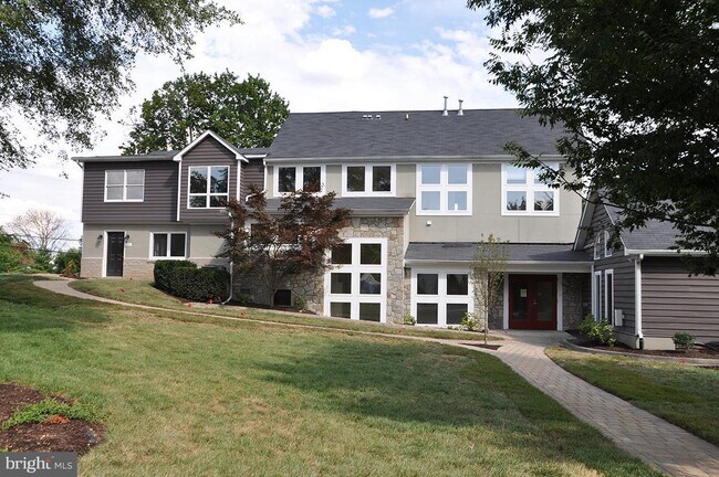 Building Photo - 2045 Valley Ave