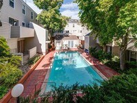 Building Photo - Two Story 2 Bed 1 Bath Condo In Central Boulder w/Brand New Kitchen.