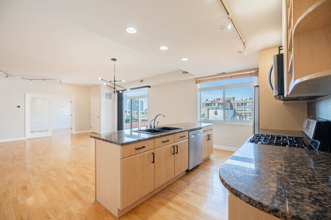 Building Photo - 680 N Green St