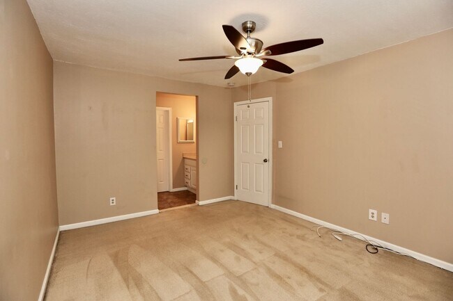 Building Photo - Fantastic 2-Bedroom Townhome In Linkhorn! ...