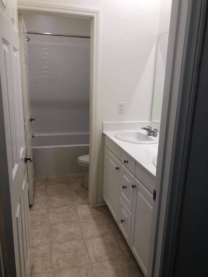 full bathroom (shared with a max of 2 people) - 7893 Boot Straps Ct