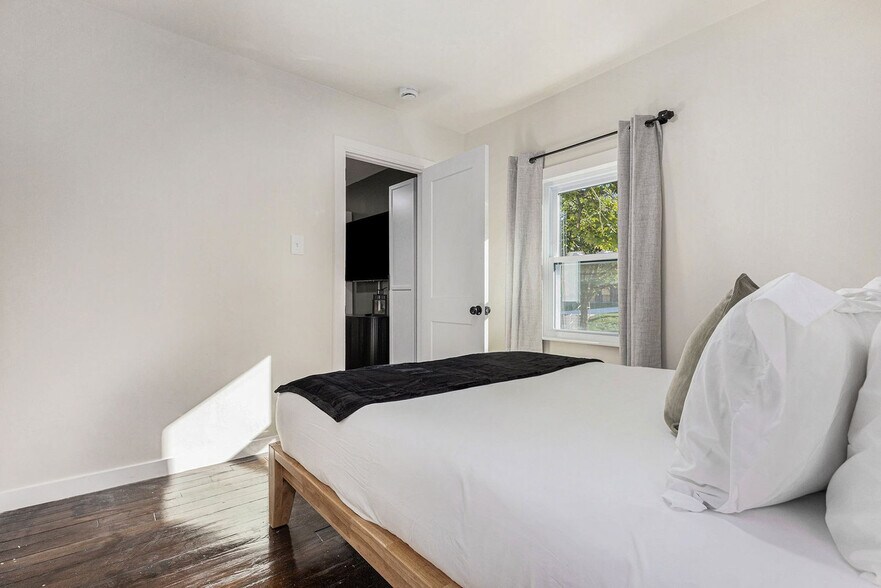 Building Photo - 37 Gold Ave NW