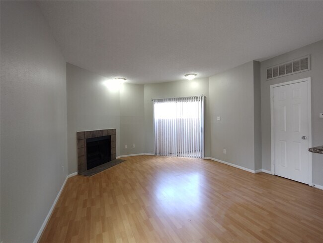 Building Photo - 10855 Meadowglen Ln