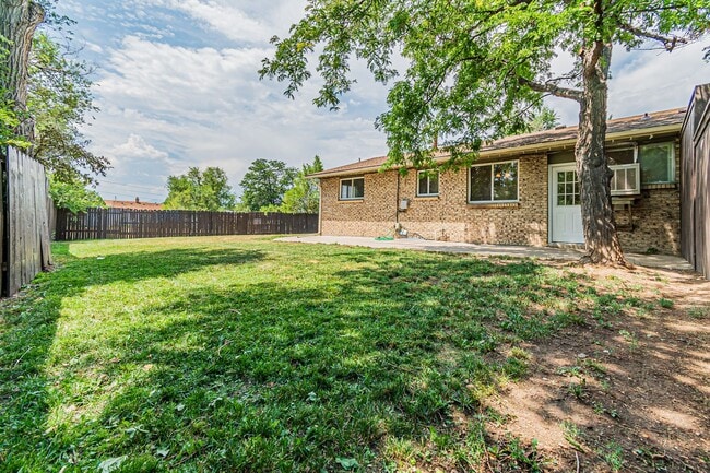 Building Photo - Spacious 3BD, 2BA Lakewood Half-Duplex wit...