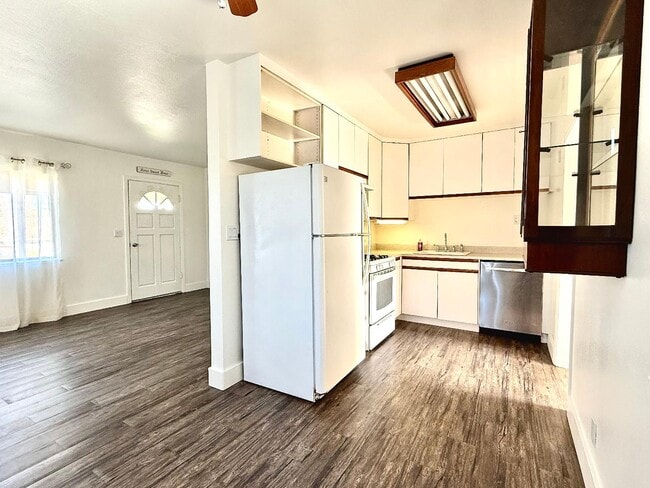 Building Photo - 2236 Home Dr