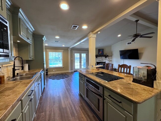 Building Photo - 114 Elmwood St