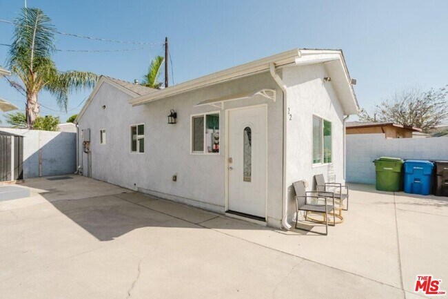 Building Photo - 9620 Woodale Ave
