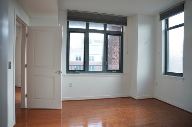 Building Photo - Amazing 1 BR/1 BA Corner Penthouse Condo i...