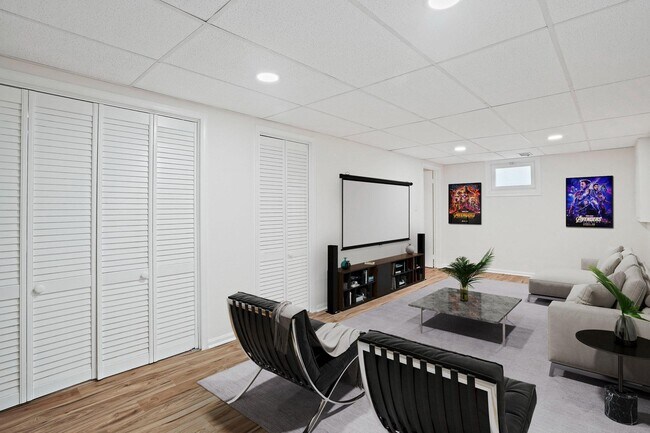 Building Photo - 6607 Lone Oak Dr