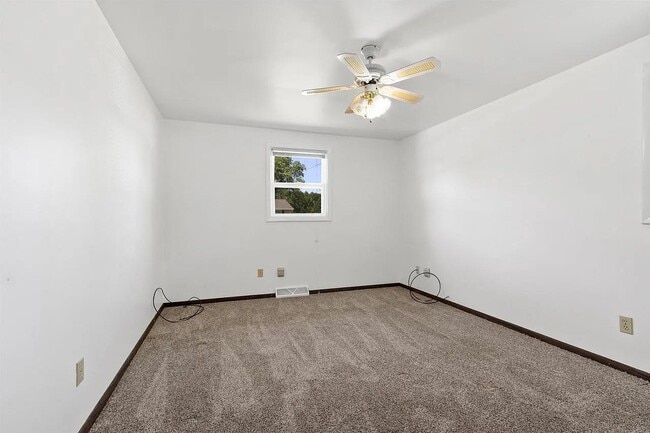 Building Photo - 1581 Biemeret St