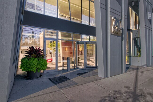 Building Photo - 740 W Fulton St