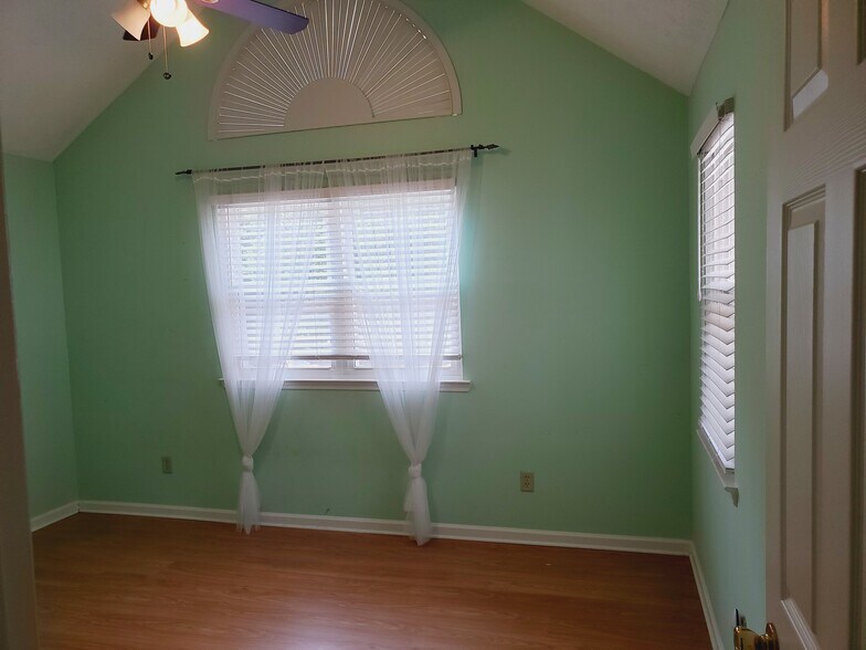 Building Photo - 8900 S Somerset Ln