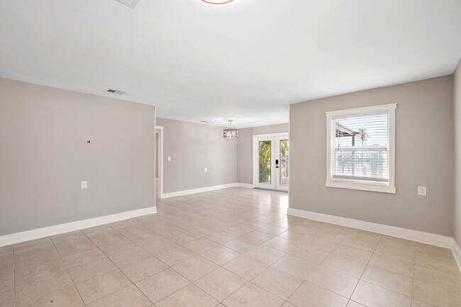 Building Photo - 231 E Madeira Ave