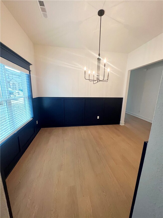 Building Photo - 6304 SW Luna Ln