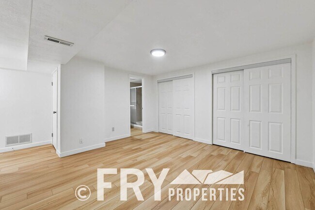 Building Photo - 14313 E Warren Pl