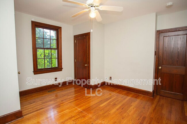Building Photo - 319 N Newton Lake Dr