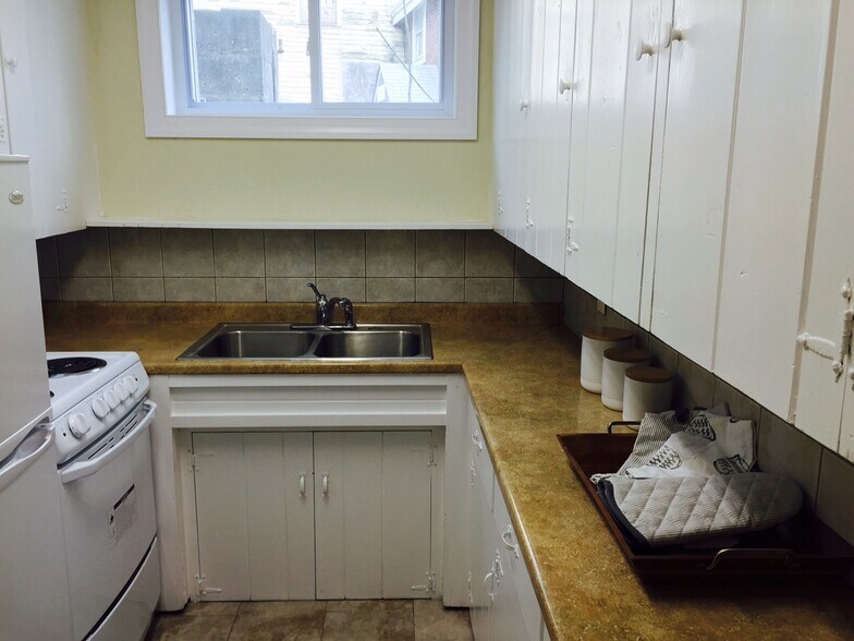 Kitchen view. - 12 Stockton Avenue