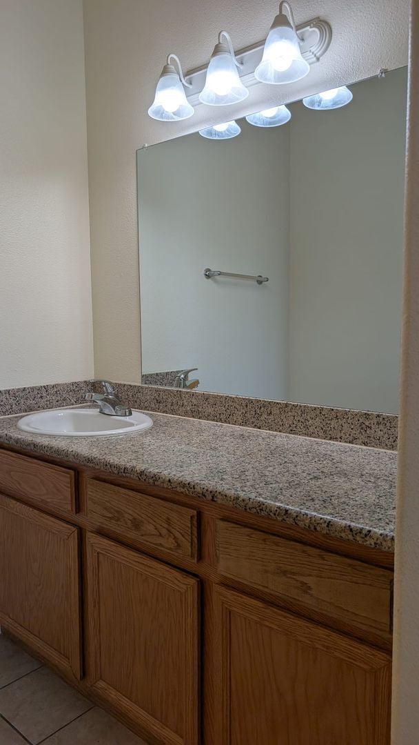 Building Photo - Beautiful 3 bedroom/ 2 bath in gated community. Call or come by to view!