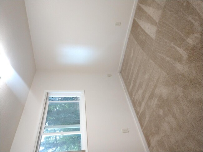 Building Photo - 3440 SW Alice St