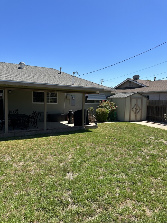 Building Photo - 909 Rosewood Ave