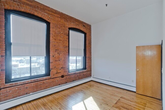 Building Photo - 45 Willow St