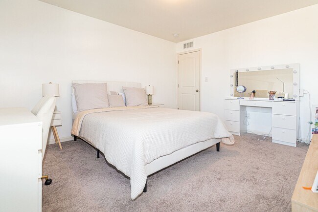 Building Photo - Spacious 4-Bedroom, 2.5-Bath Home for Rent...