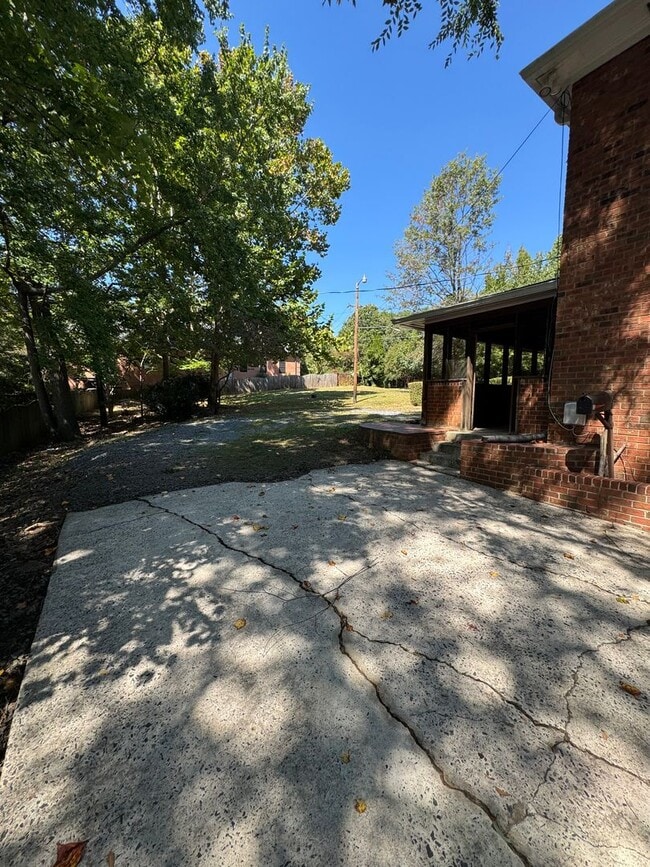 Building Photo - Live at the Center of Modern Conveniences & Entertainment.(500.00 off first full months rent)