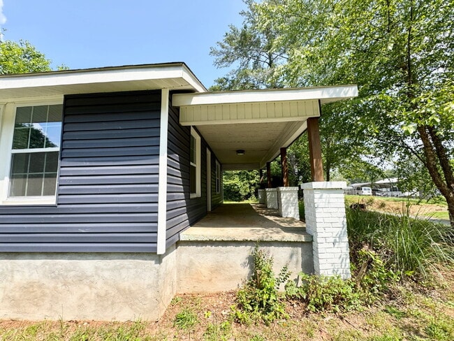 Building Photo - 2 bedroom, 1 bathroom in Seneca