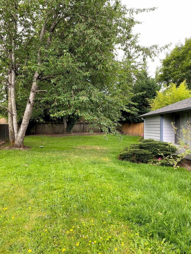 Building Photo - Spacious 4 Bedroom, 2 Bath Home with Large Yard -