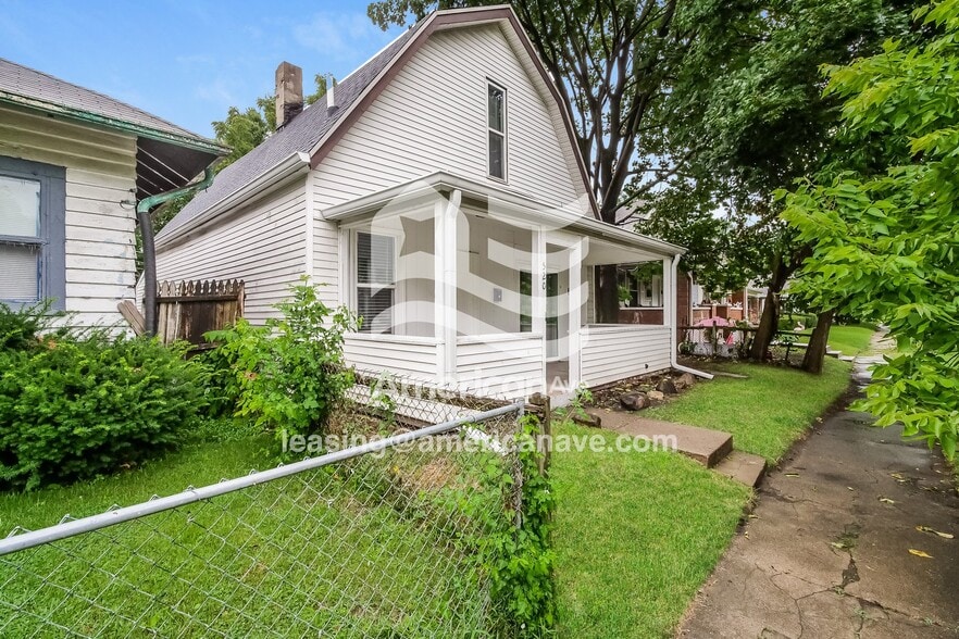 Building Photo - 520 N Gladstone Ave